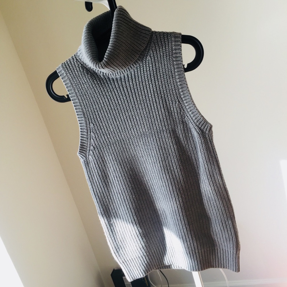 Michael Kors Women’s no sleeve sweater